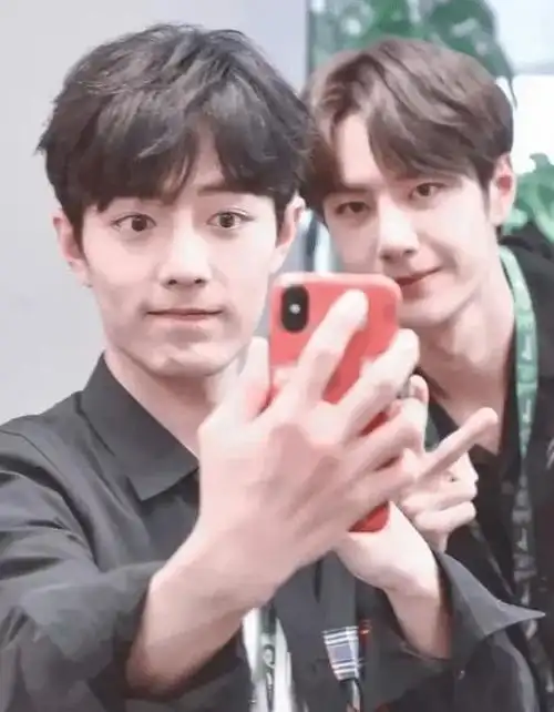 有种"合影杀手"叫肖战,和王一博无美颜合影,网友:一目了然 - 樱花动漫