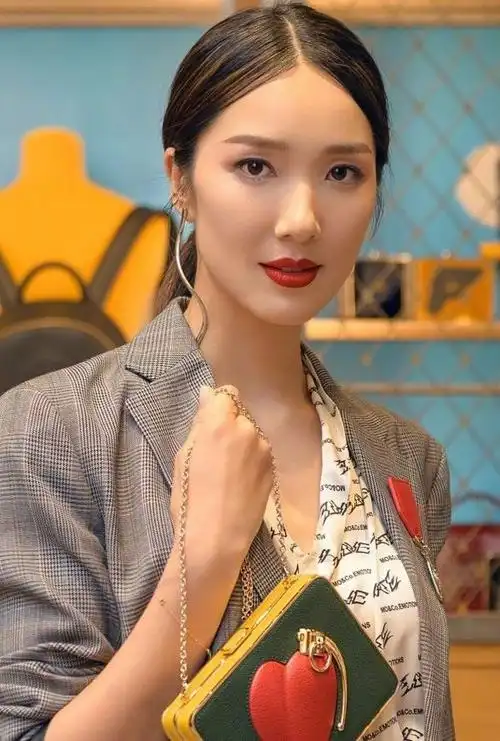 李亚男玉足穿简约凉鞋亮相美丽动人