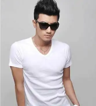 黑色的短发将两侧修剪的露出头皮更好的展现男士发型的清爽与干练