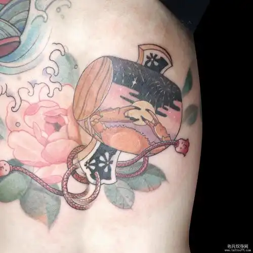 彩色日式福锤纹身图案