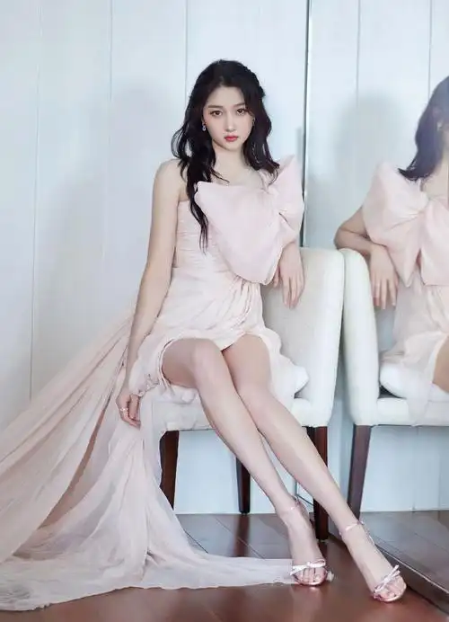 关晓彤 身穿粉色蝴蝶结礼裙,大秀修长美腿~__财经头条
