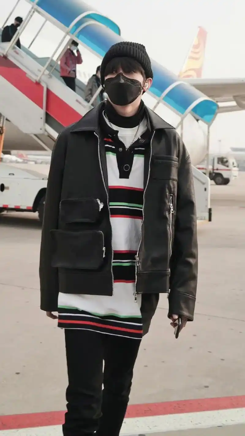 谁啊这么帅.#刘耀文 #颜值 #机场穿搭 #185大帅哥 # - 抖音