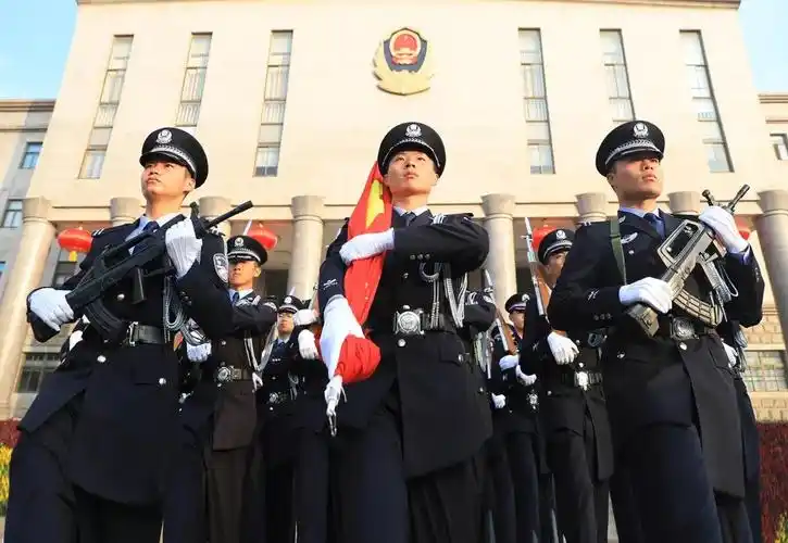 向警旗敬礼向功模致敬盐城公安隆重庆祝人民警察节