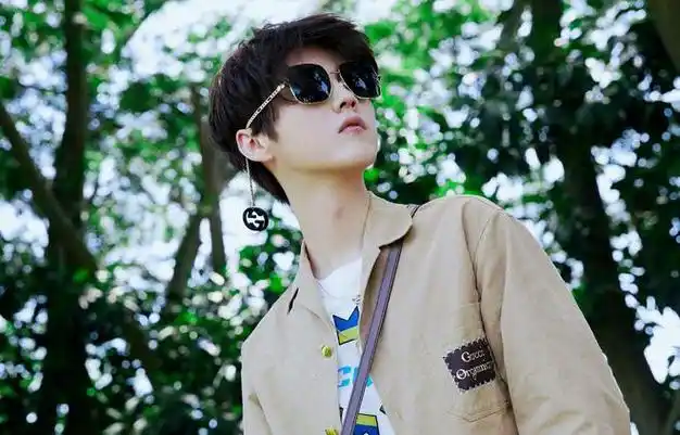 鹿晗的家世背景鹿晗的出身可谓鹤立鸡群.