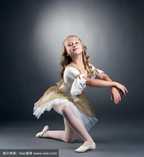 漂亮的小芭蕾舞演员在镜头前摆姿势