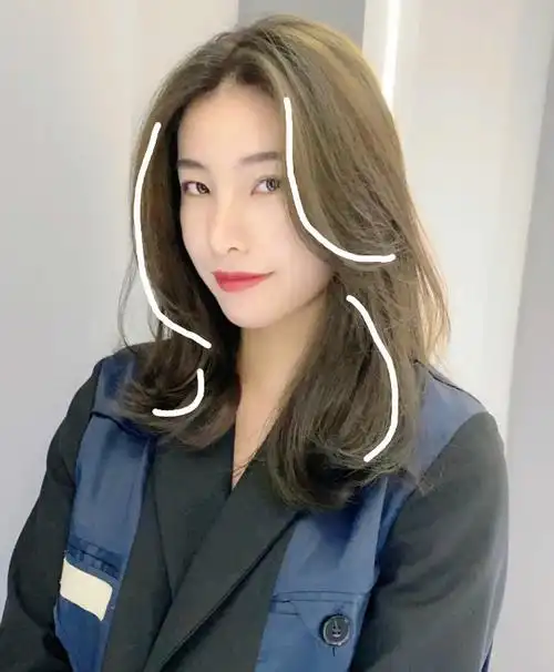 40岁女人头发不要剪太短,过年流行这3款落肩卷,时髦减龄又洋气