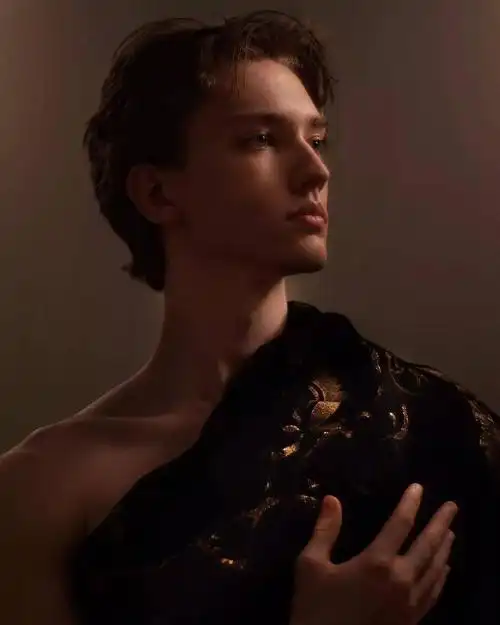 如同油画里的上古战神侧颜更是完美到无敌,惊世卓绝绝美的面庞,天蓝色