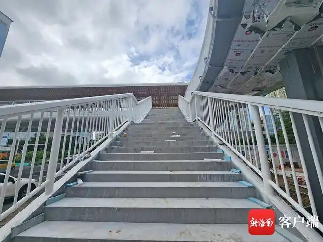 天桥行人步行阶梯和电动车分流.记者 汪承贤 摄