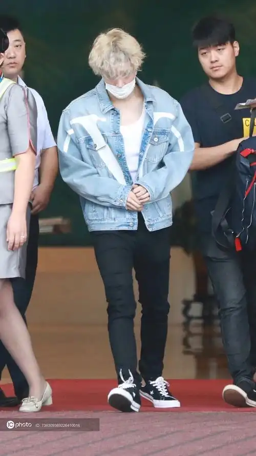 张艺兴白色背心牛仔外套窄腿裤星星图案帆布鞋休闲帅气