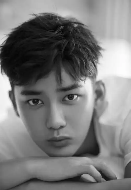 熊梓淇图片熊梓淇黑白写真图片