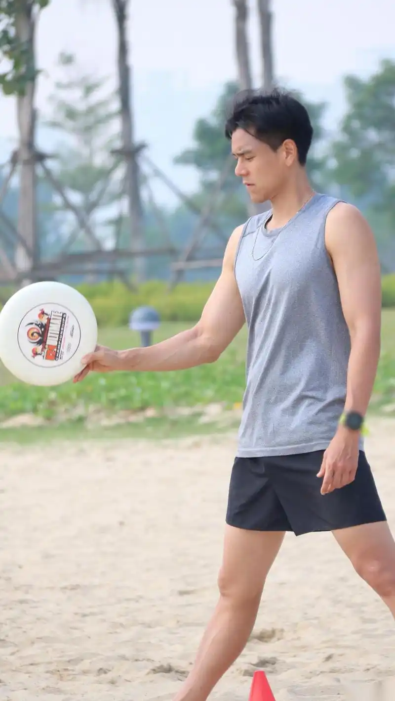 "之称的林超贤发布了一组彭于晏在海边为电影《紧急救援》训练的照片