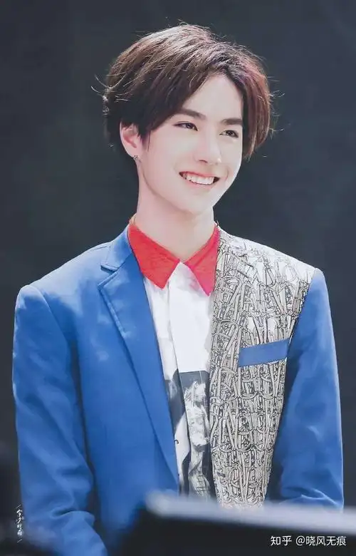 可不可以分享几张王一博笑起来很甜的图片