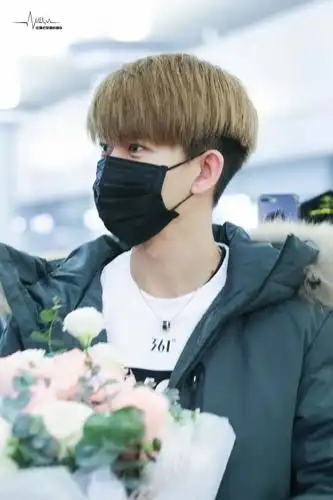 任嘉伦戴口罩手捧鲜花穿黑色羽绒服现身机场