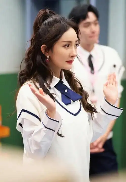 发型也是不容忽视的环节,由于杨幂本人的气质比较御姐,所以在打造学生