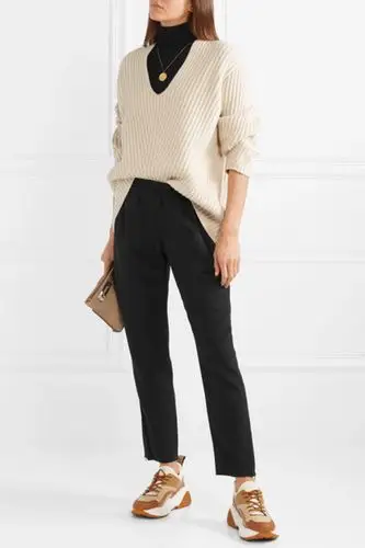 单品采用略带弹力的轻盈卡迪面料制成,裤脚配有拉链