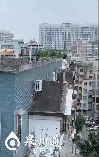 泉州网 泉州新闻视频截图 但是很快,女子往后仰,跳下了楼.