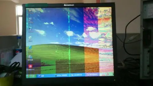 lcd出现这样的花屏?请问下更换灯管能解决吗?驱动板更换试过不行