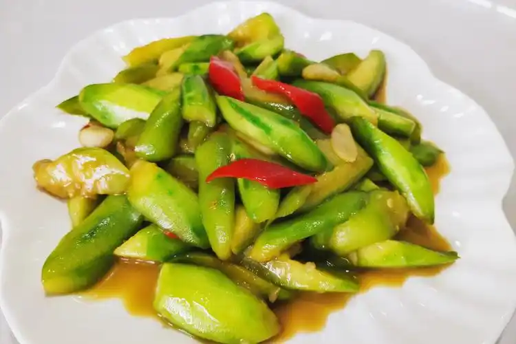 清炒丝瓜焯水还是过油教你一个简单好吃的做法色泽翠绿不发黑