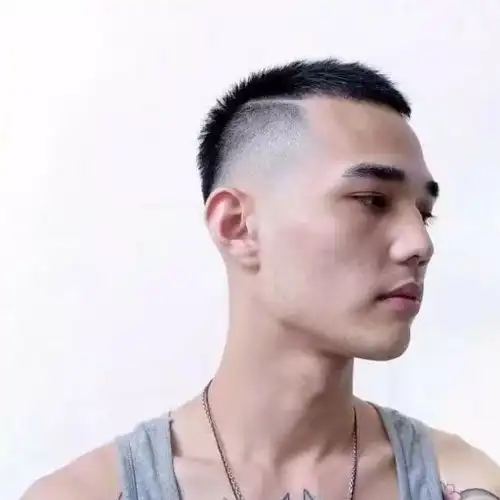 寸头是一个很男人味的发型,绝大多数男生都剪过寸头,剪过之后才知道