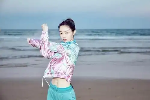 宋轶海边玩耍,穿运动装尽展小蛮腰,身材好就是可以这么任性!