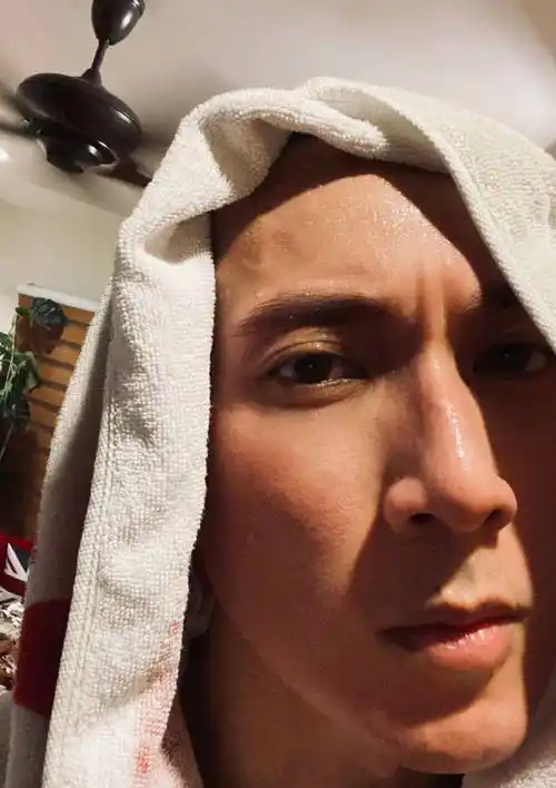 42岁吴尊和同学合照像两辈人!网友:吃了防腐剂吗?