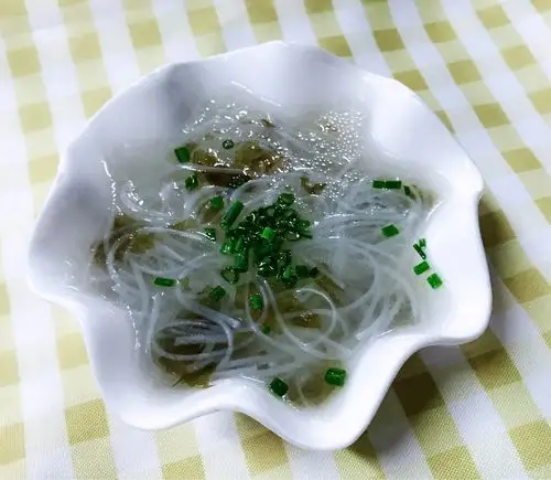 莲白 海带炖猪蹄汤 加餐二: 晚餐: 洋葱炒肉 呛炒油麦菜 紫菜粉丝汤