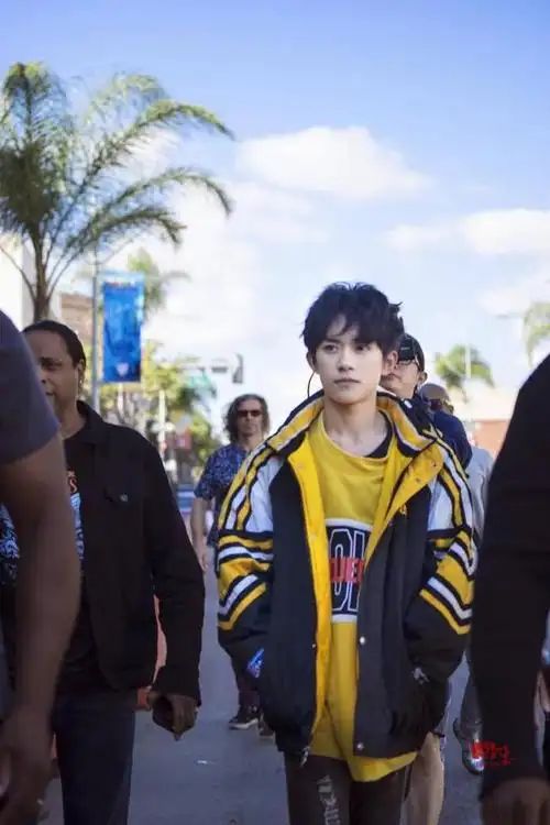 易烊千玺帅气活动造型曝光简约夹克搭配白色衬衣尽显利落气质