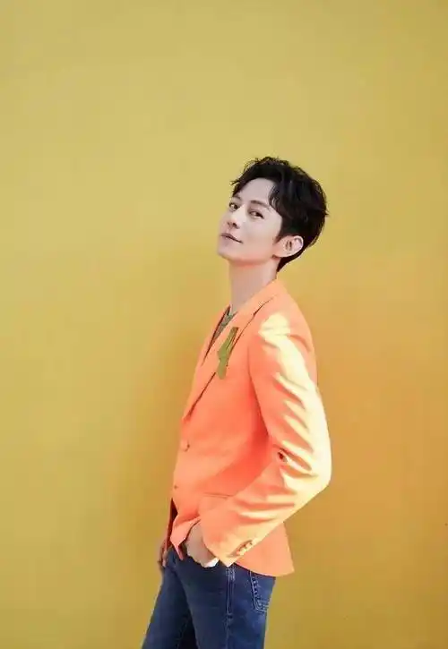 何炅这条裤子真绝了!