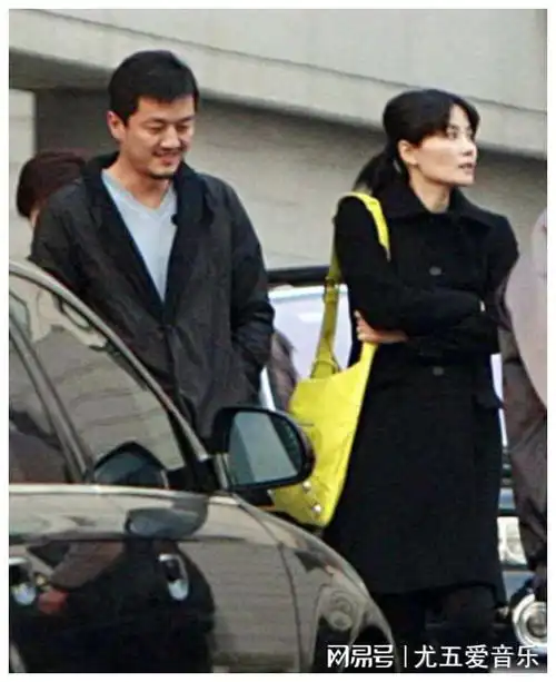 王菲谢霆锋多次刻意机场秀恩爱背后疑似财务危机喘不过气