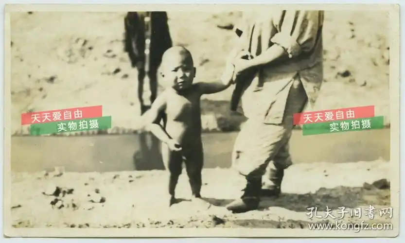 民国时期光屁股小男孩男童儿童老照片泛银