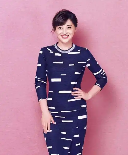 梅婷减肥成功剪了新发型穿条纹衬衫配牛仔裙像换了个人一样