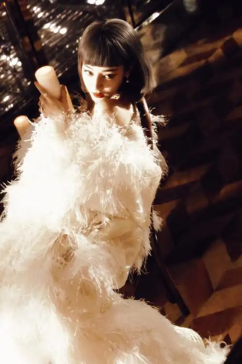 微博之夜##迪丽热巴 复古名伶##迪丽热巴复古波波头羽毛披风造