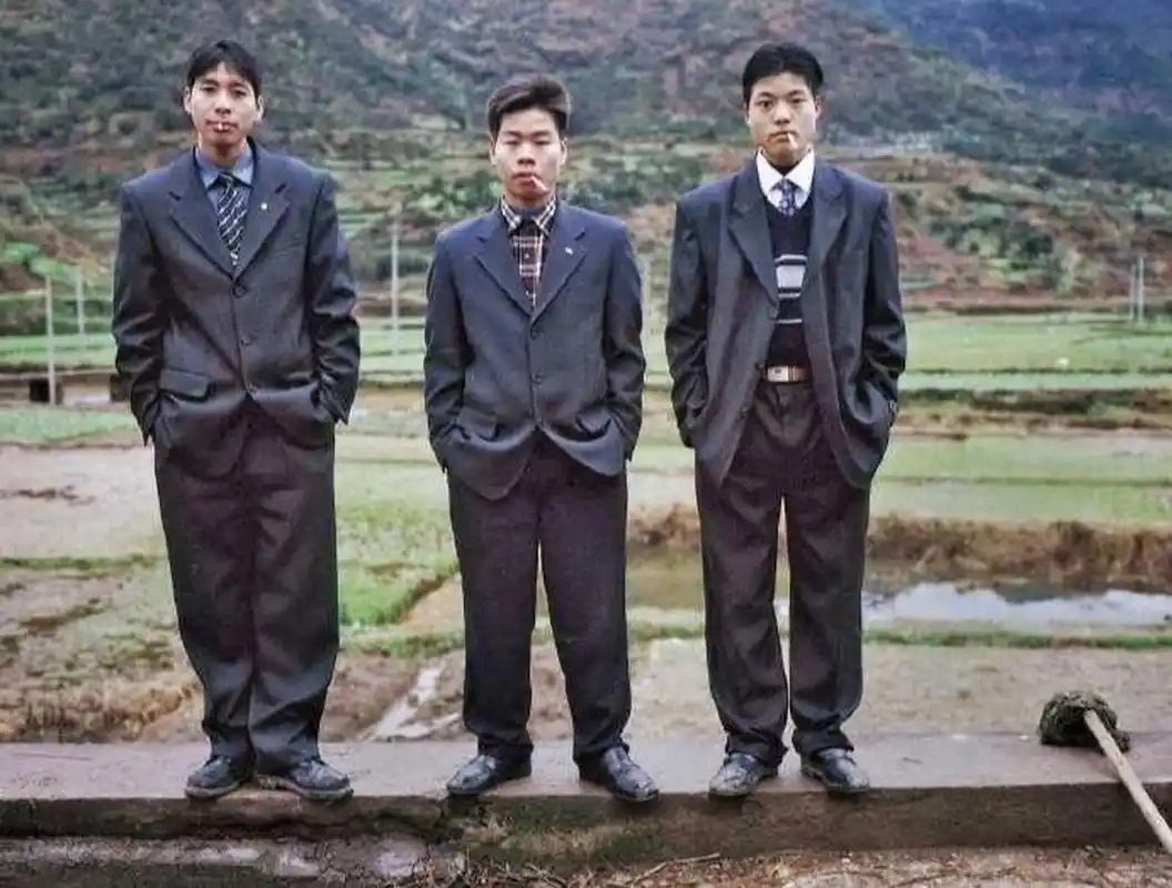 90年代时髦的中国青年 #90后# #老照片# 西装,领带和皮鞋似乎是当时的