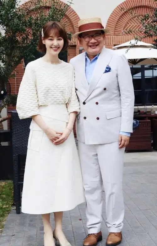 央视主持人王冠和曹可凡传绯闻两次从央视消失38岁仍未婚