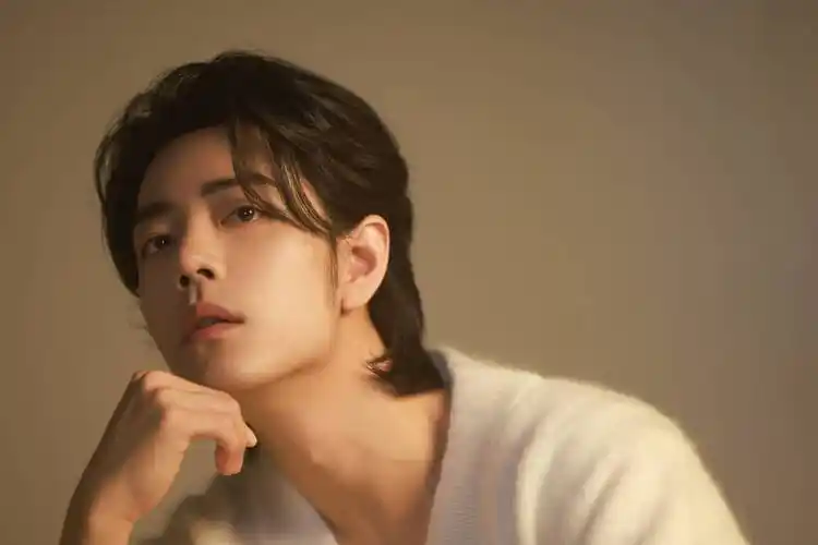 肖战日常照片尽显英姿男人味十足