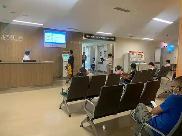8月21日下午,新华医院儿内科门诊.