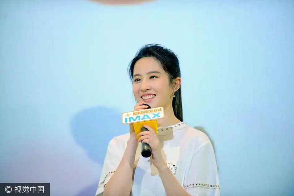 组图:刘亦菲重庆路演和杨洋同城不同框 梳马尾辫甜笑清纯_高清图集