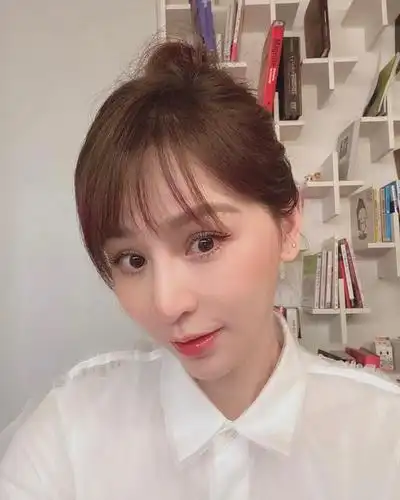 王心凌晒怼脸自拍睫毛浓密 梳双麻花辫皮肤白嫩似少女