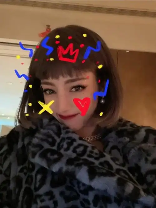 迪丽热巴晒短发自拍照,却用奇怪特效挡住颜值,被粉丝叫"土娃"