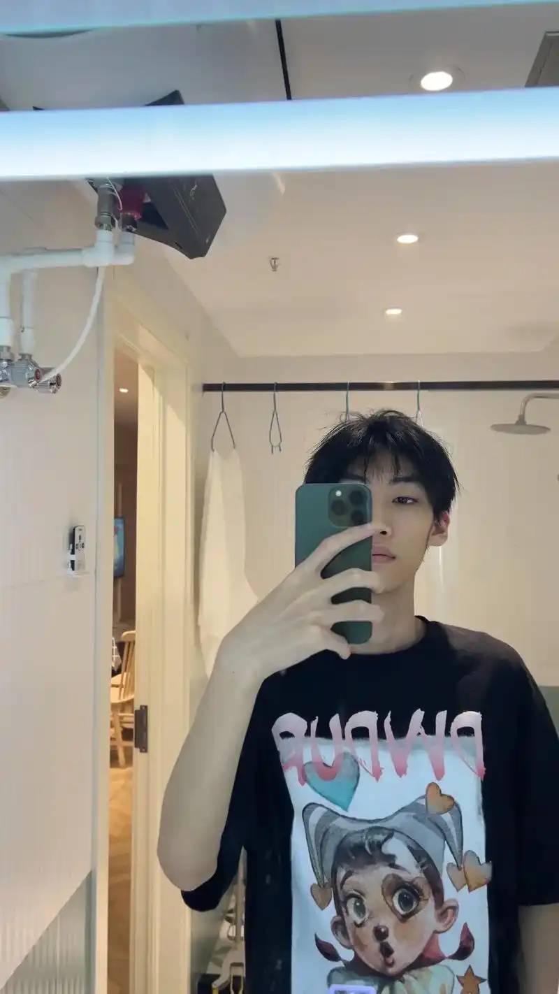 纯情男高中生 解锁新照片 正脸照 - 抖音