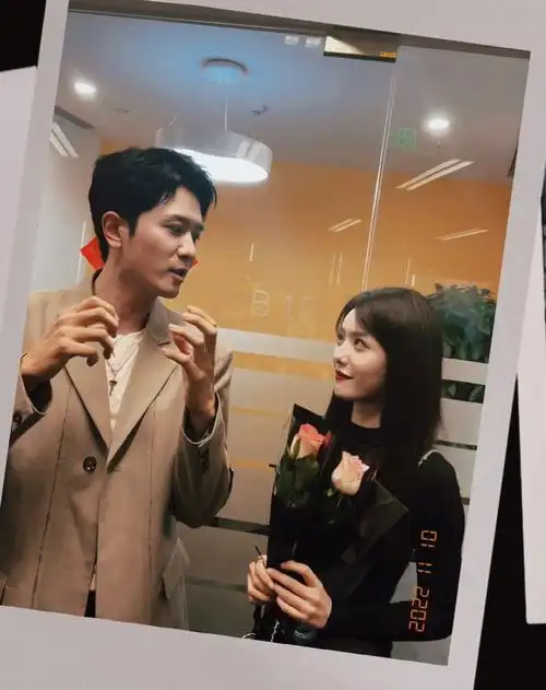 人潮拥挤我的眼里只有你#不期而至  #彭冠英蔡文静  #静英夫妇