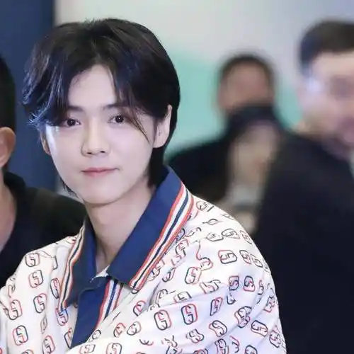 鹿晗最新三七分发型自拍照少了清秀多了男人味更帅气