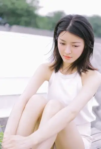 运动美女性感中分短发户外街拍图片