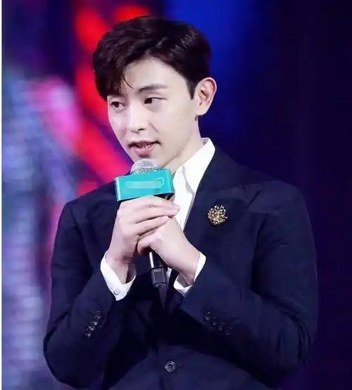 恭喜邓伦喜提新身份密逃更博宣布当个队长也不容易呀