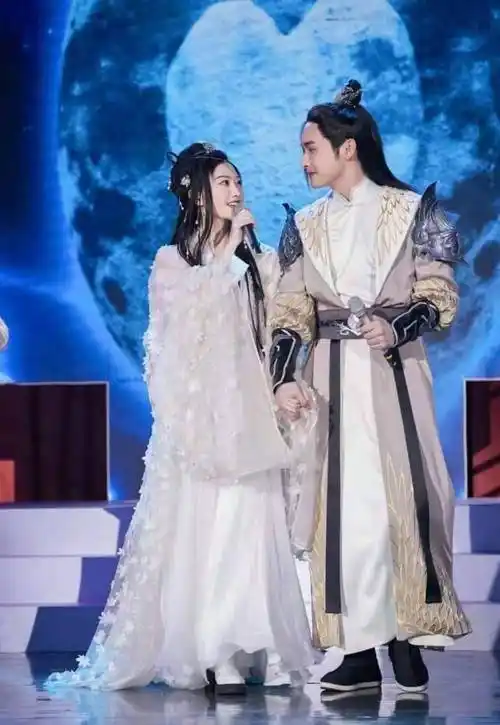 原创助攻景甜张彬彬谭松韵问男方你想跟谁一起看月亮爬上来暗示答案是