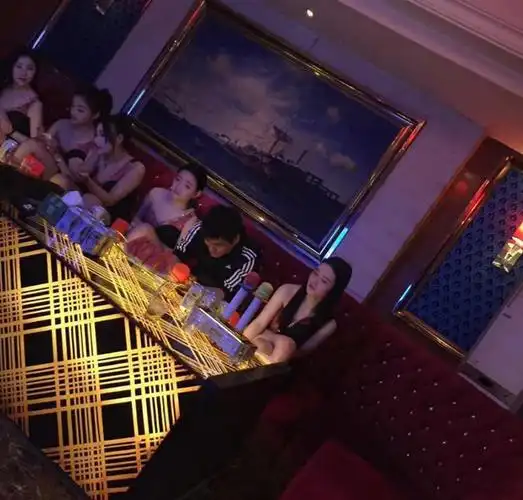 ktv的服务员,每隔几分钟就要往包厢瞅一眼,这是为何?