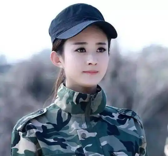当红女明星穿军装,杨超越清爽,赵丽颖坚毅,看到杨幂:霸气_时候_所有人