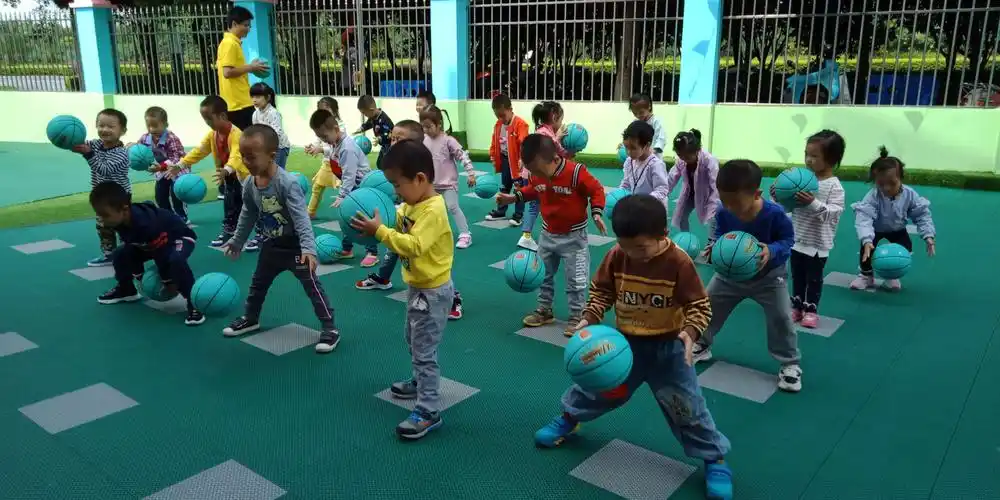 阳光朵朵幼儿园大班篮球技能