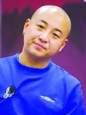 大概因为这个所以她貌似一直都是盘头发的.还有一个就是汪峰.