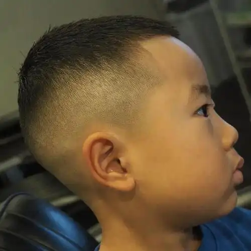 小男孩发型多样化,从简约的小寸头到时尚烫染发型,再到可爱的飞机头和